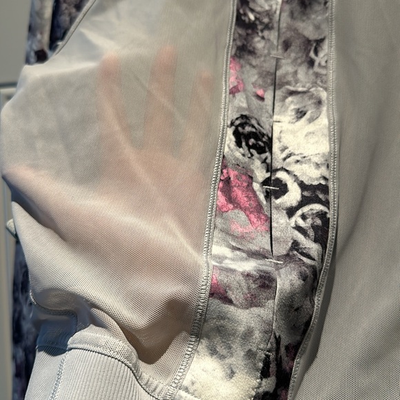 Lululemon Very Gently used Zip Up with Mesh back - Size 4 - Picture 4 of 5